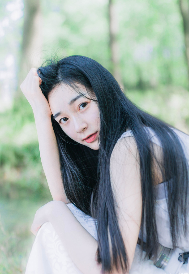 “都督……真是都督！”亲眼看着吕蒙带着人将担架抬进了军营，不少人直接跪倒在地，茫然的看着军营的方向，不少人开始嚎啕大哭，也有人吆喝着要给周瑜报仇，一时间整个军营乱成了一片。